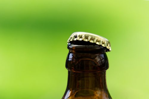 Comment bien ouvrir une bière sans décapsuleur ?
